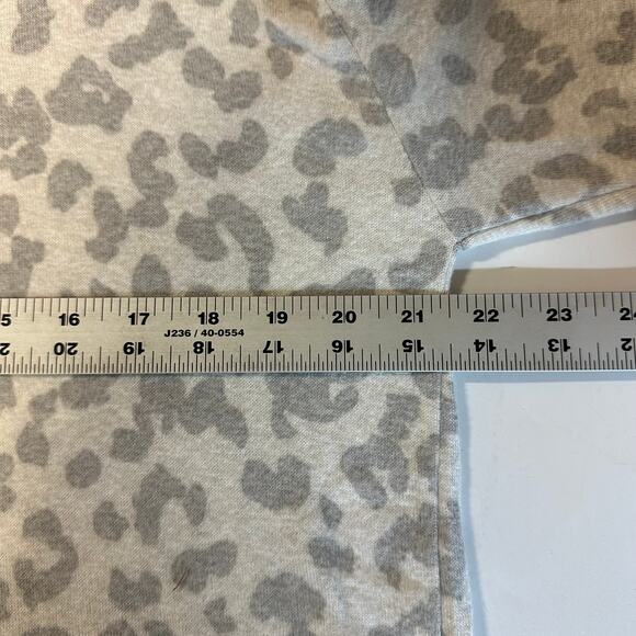 Old Navy Long Sleeve Shirt Medium NWT Cheetah print Soft - Picture 6 of 7